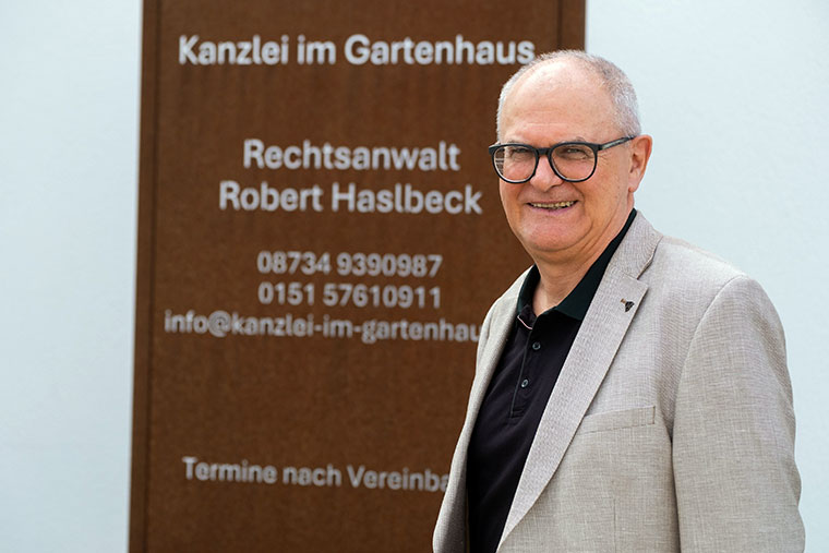 Rechtsanwalt Haslbeck in seiner Kanzlei in Reisbach